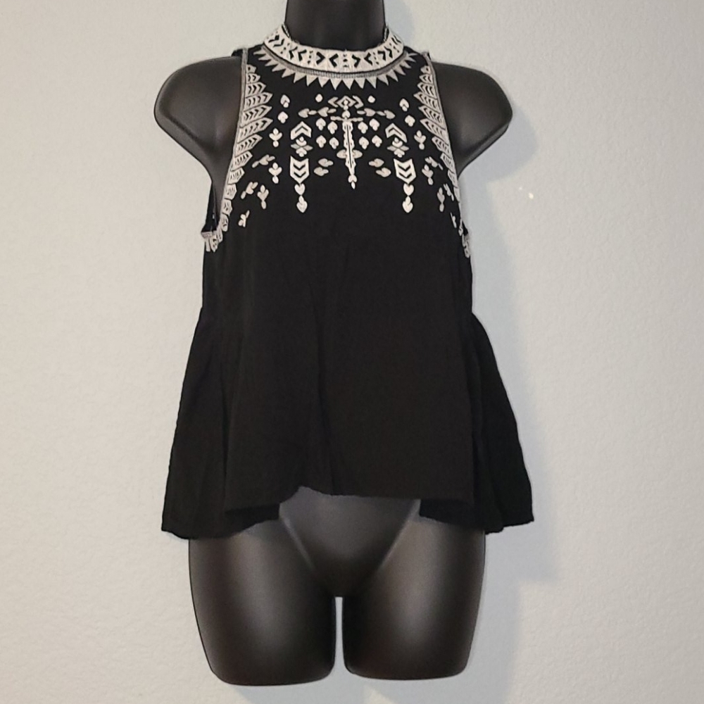 Embroidered women's sleeveless top sz small